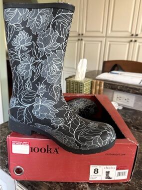 BNWT Chooka Black Floral Waterproof Rain Boots